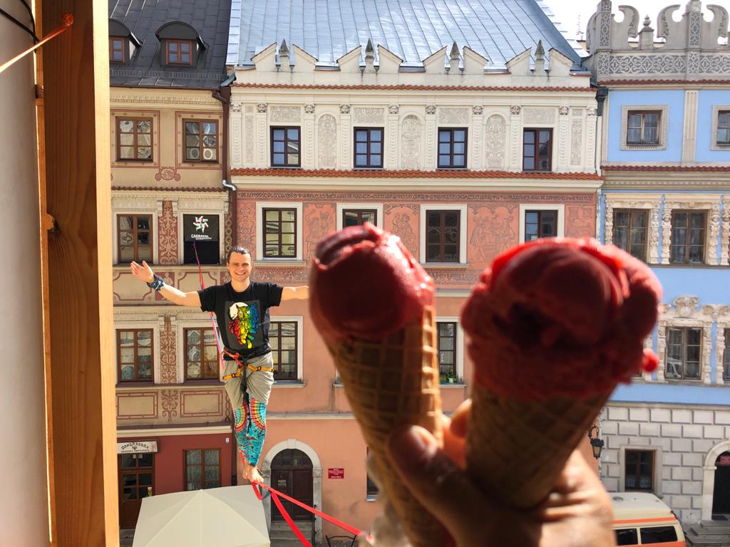 Felix läuft lachend auf der Highline Richtung Eiskugeln