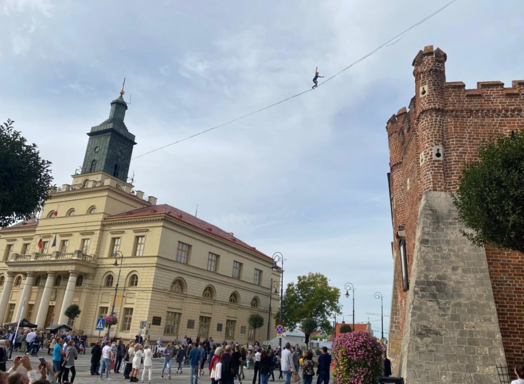 Alex auf der Highline zwischen zwei Türmen von unten